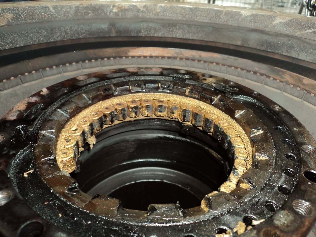 Abraded and ruined bearing and separator ring - a result of increased radial gap